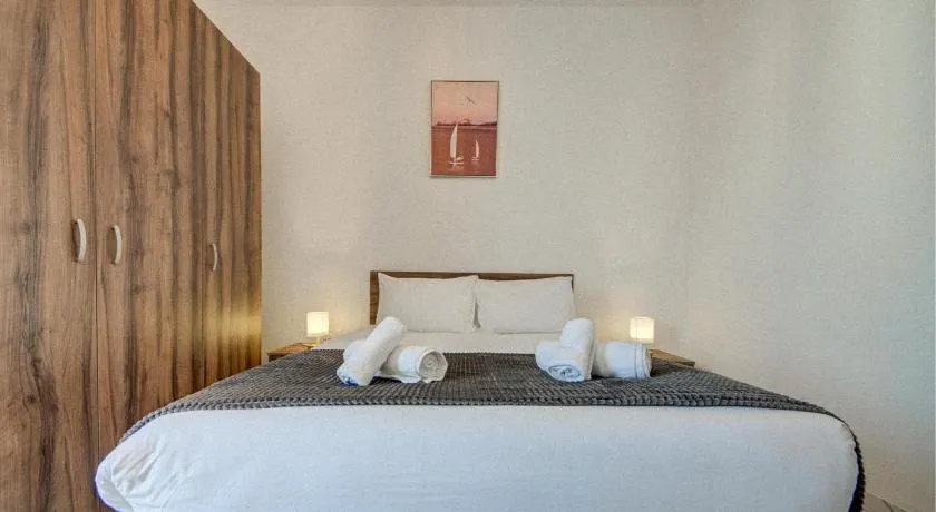OpenPlan Penthouse with Private Terrace, Wifi & AC by 360 Estates - Image 1