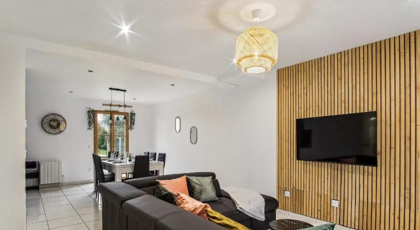 Chic friendly and spacious house - Image 1