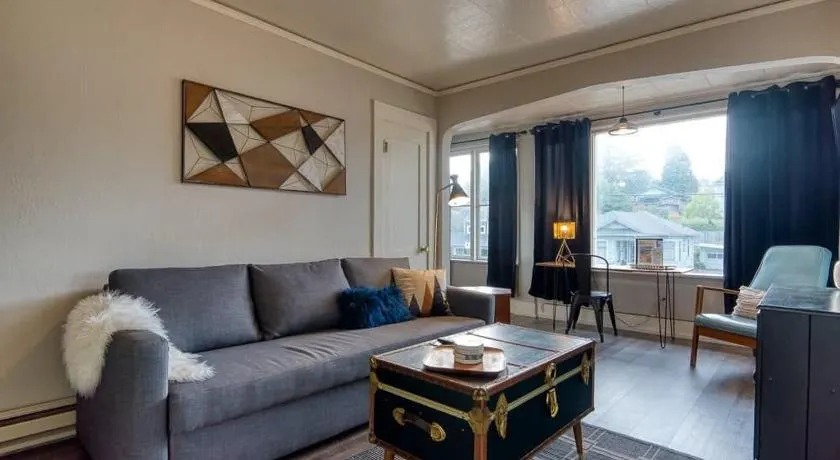 #StayinMyDistrict Historic Apartment Near Downtown - Image 1
