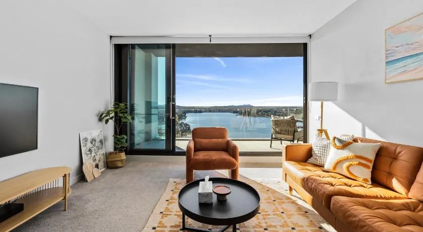 Stunning Lake-View in Belconnen - Image 1