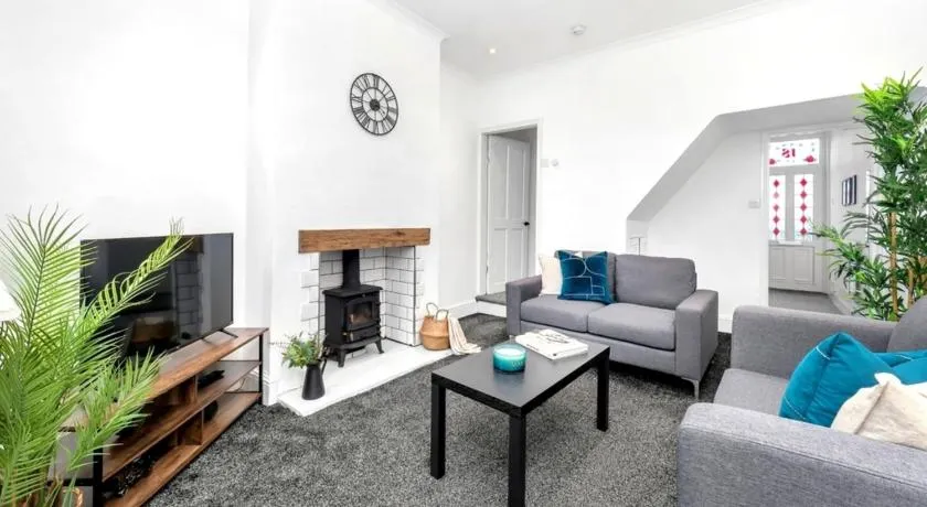 Cozy 2 Bedroom Chorlton House With Parking - Image 1