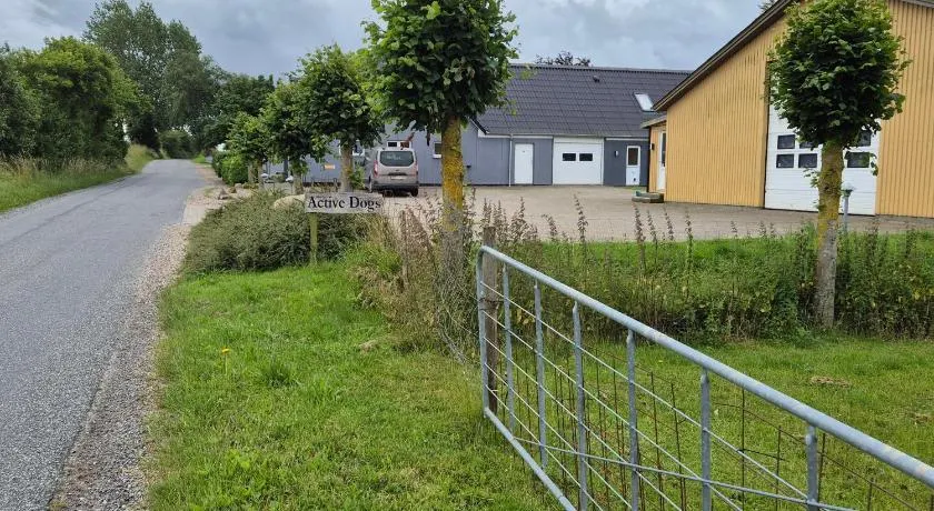 Værelse, tv-stue og spiserum uden vand, ikke køkken, på første sal , eget badeværelse i stueetagen - Image 1