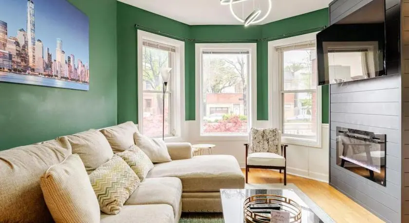 2 Bed Apt w/ Office, Free Parking, Near Wrigley - Image 1