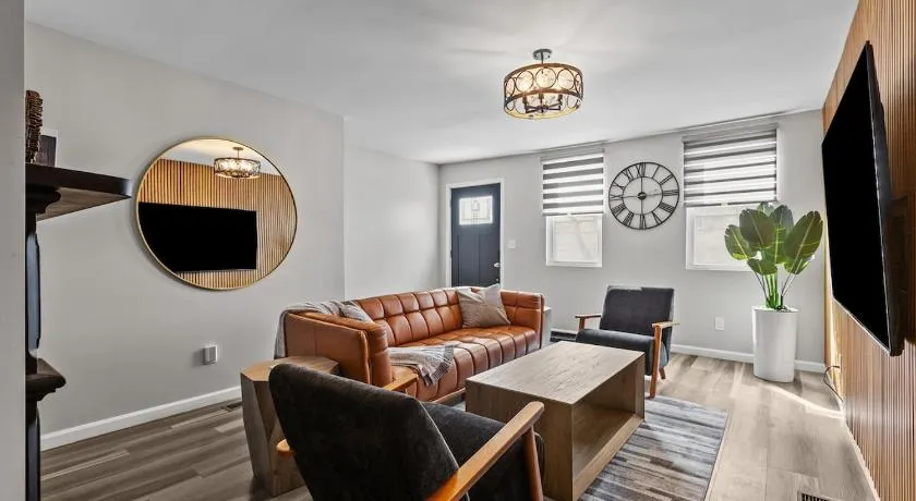 4 Bedroom 5 Bathroom House Pittsburgh Sleeps 12 Pet Friendly Near Stadium - Image 1