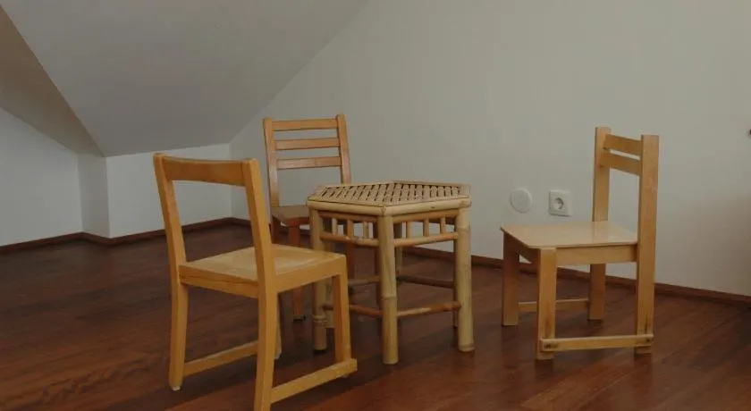 Großzügige, moderne Dachgeschoßwohnung am Stadtrand - Image 1