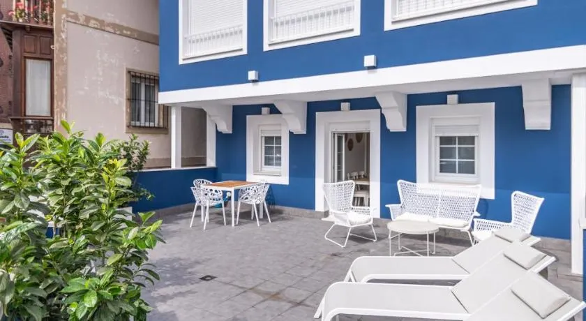 VILLA MARTA - Apartamentos céntricos junto al mar - Image 1