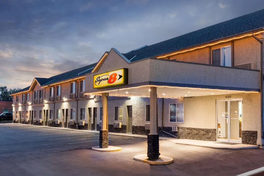 Super 8 by Wyndham Strathmore - Image 1