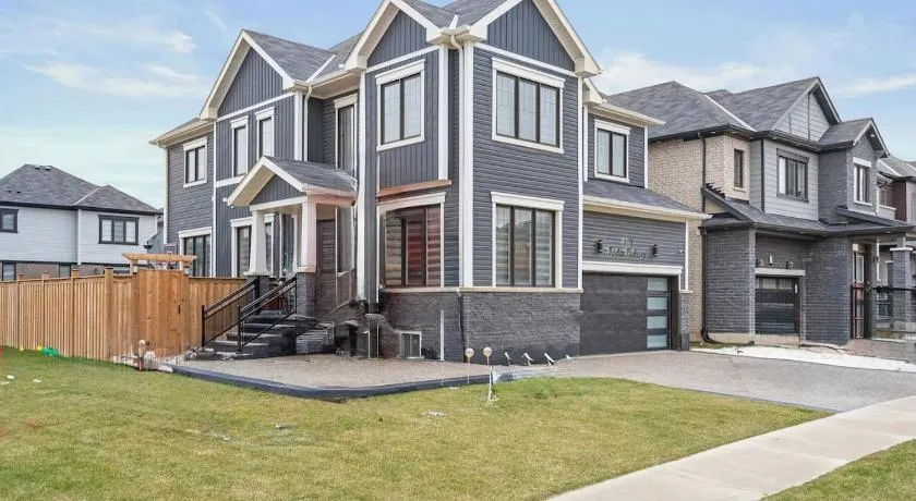 4BR Home with Hot Tub & BBQ Near Niagara Falls - Image 1