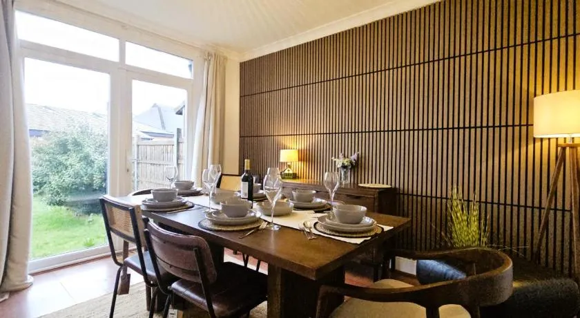 Spacious Home Near Wembley, Free Parking, Close to Tube, Garden - Image 1