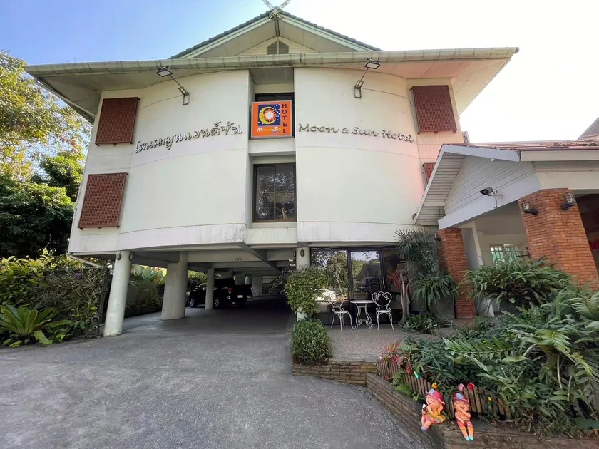 โรงแรมมูนแอนด์ซัน Moon and Sun Hotel - Image 1