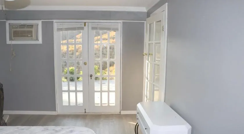 Mountain View Studio - Image 1