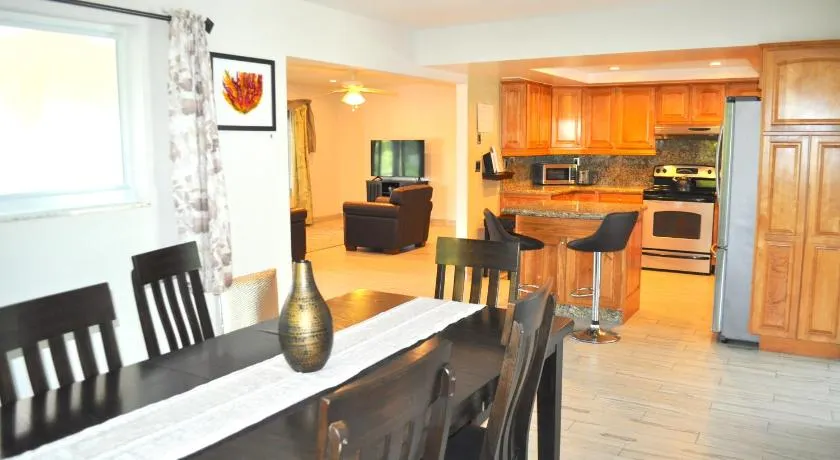 Bike to the beach, walk to restaurants, heated pool, secluded - Image 1