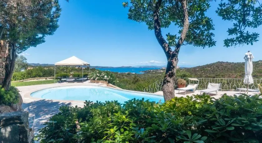 Agréable villa entièrement équipée avec terrasse, jardin et piscine | Vue montagne - Image 1