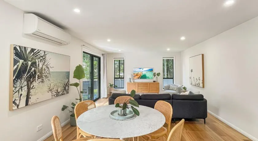 Quiet Retreat with Large Garden and Parking - Image 1