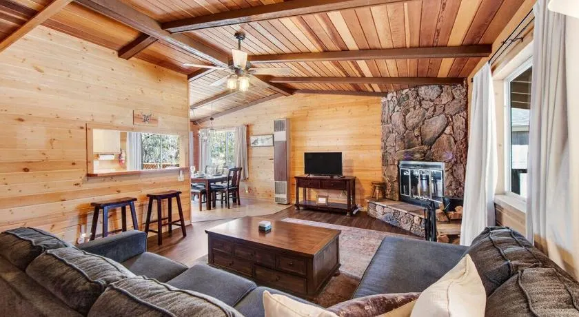 Vista Sugarloaf ~ Dog-friendly Mountain getaway near town & skiing w/ gas grill & spacious deck - Image 1