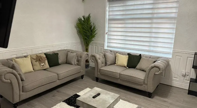 3 Bedroom Home Near Tube Station Easy London Access Peeams Abode Borehamwood - Image 1