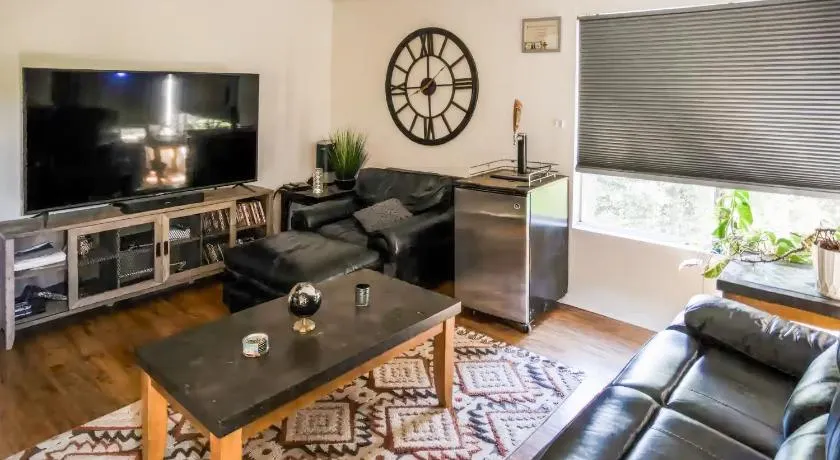 Escondido Urban Stay - Stylish 2BR Apartment - Image 1