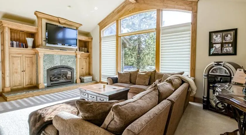 Luxury home with fireplaces AC home office & 2-car garage sleeps 10 - Image 1