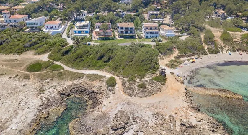 Mal Pas Sands - Image 1