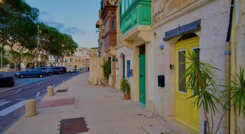 Sea Front Studio with Valletta Views - Image 1