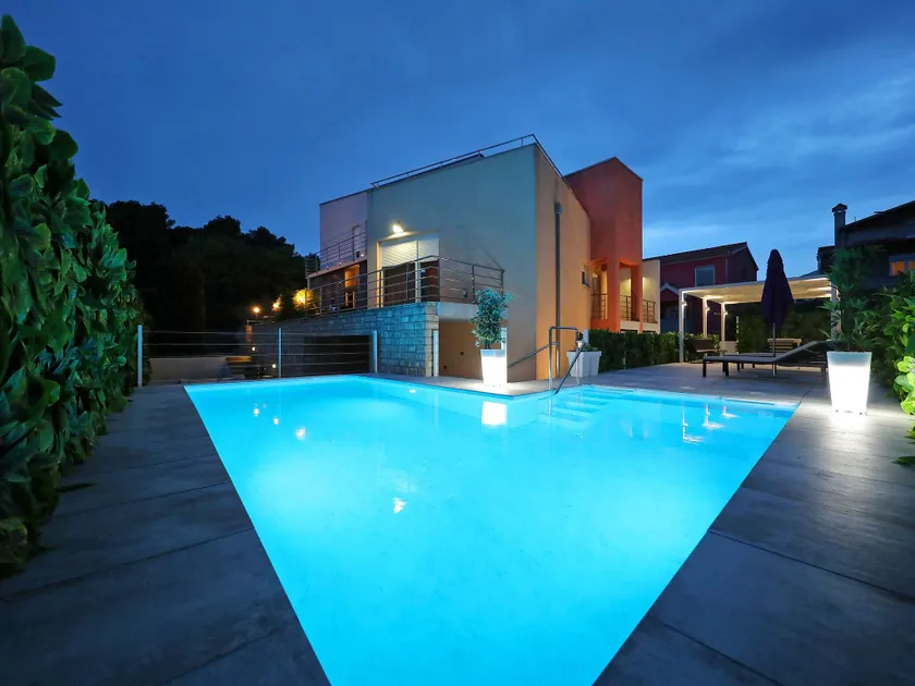 Fabulous villa with private  pool, fenced garden, roofed terrace, great location - Image 1