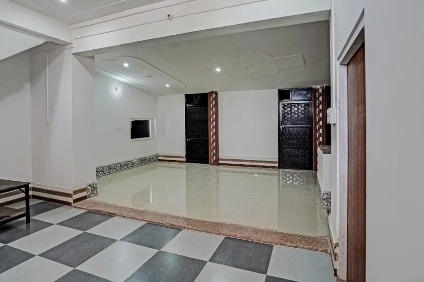 Hotel O Kmps Palace - Image 1