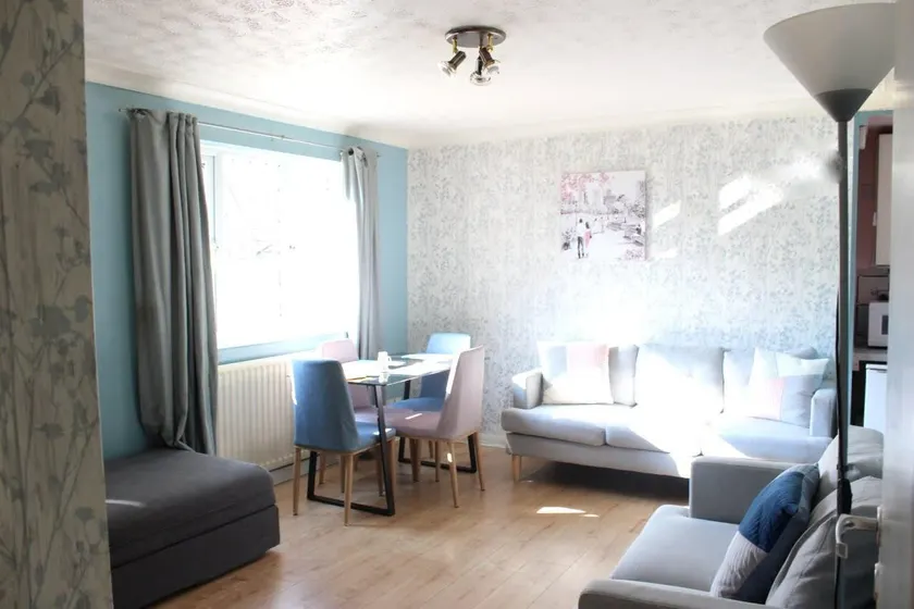 2 Bedroom Flat near Heathrow airport - Image 1