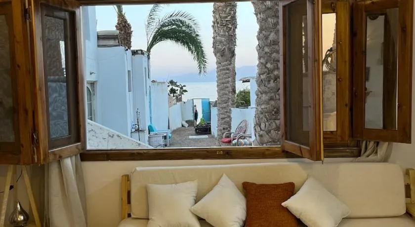 Oia seafront house - Image 1