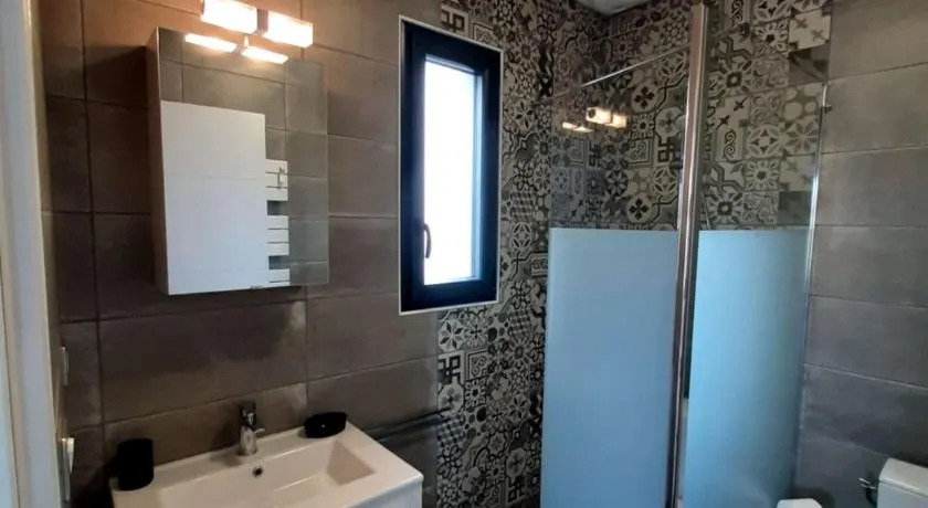 Un Séjour Romantique en couple avec Jacuzzi privé Chromothérapie Jardin Maison privée - Image 1