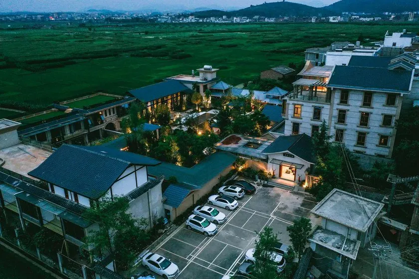 Zhaotong Bushe Dreamscape Hotel - Image 1