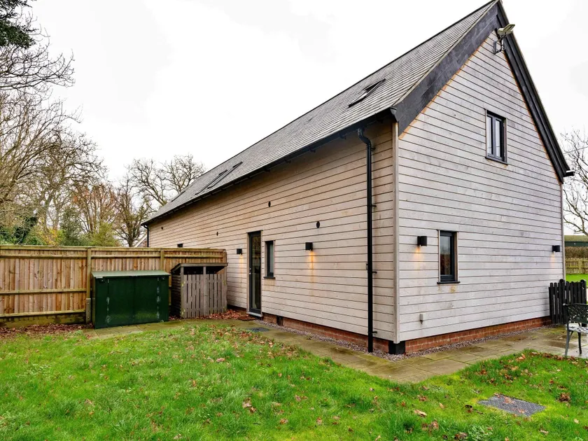 Cottage in England Forest with Private Garden - Image 1