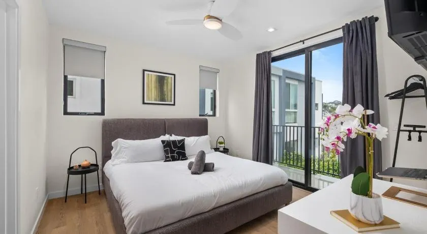 King Bed EVCharger Sleeps 8 Balcony Laundry - Image 1