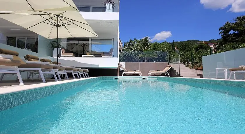 New apartment with swimming pool near the beach - Image 1