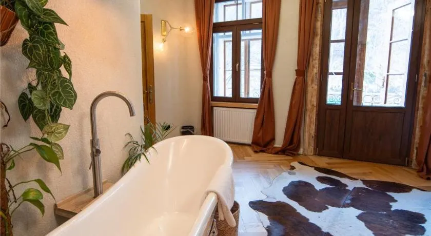 Barrique Garden Rooms - Licensed - Breakfast -Free Airport Pickup - Image 1