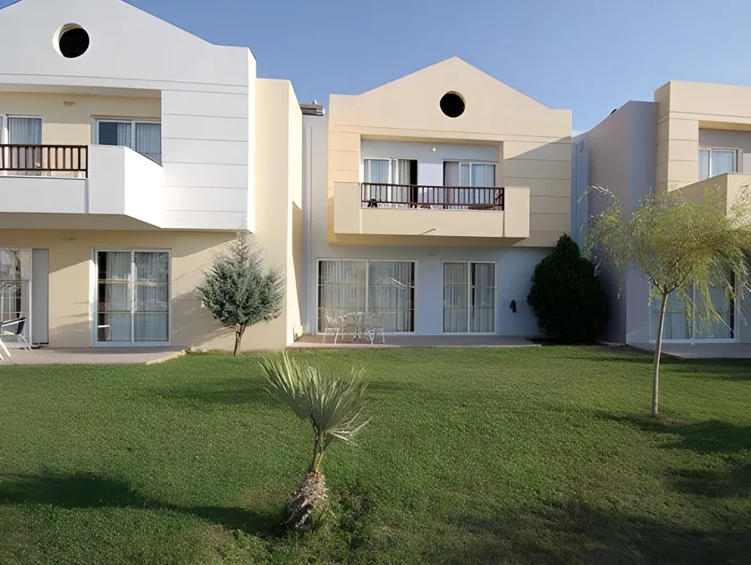 Zorbas Beach Hotel - Image 1