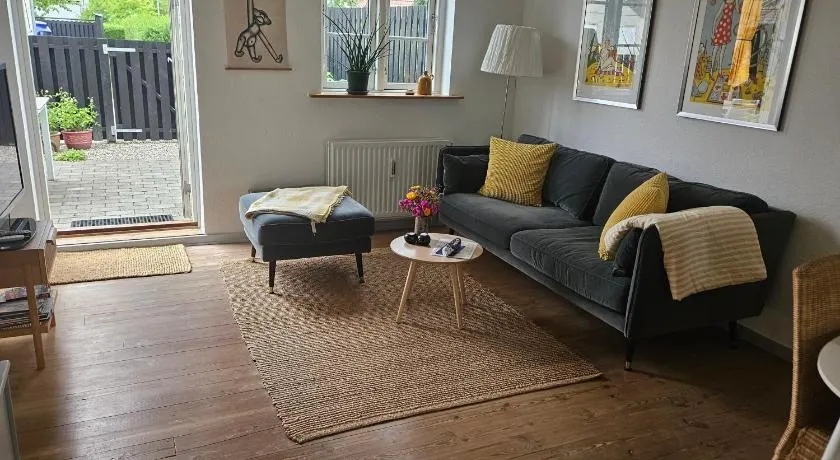 Lejlighed A med dejlig gårdhave på Thurø Kæledyr er IKKE gratis og skal tilføjes - Image 1