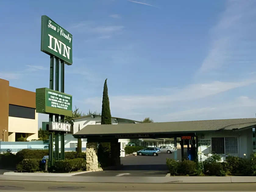 Town and Country Inn - Image 1