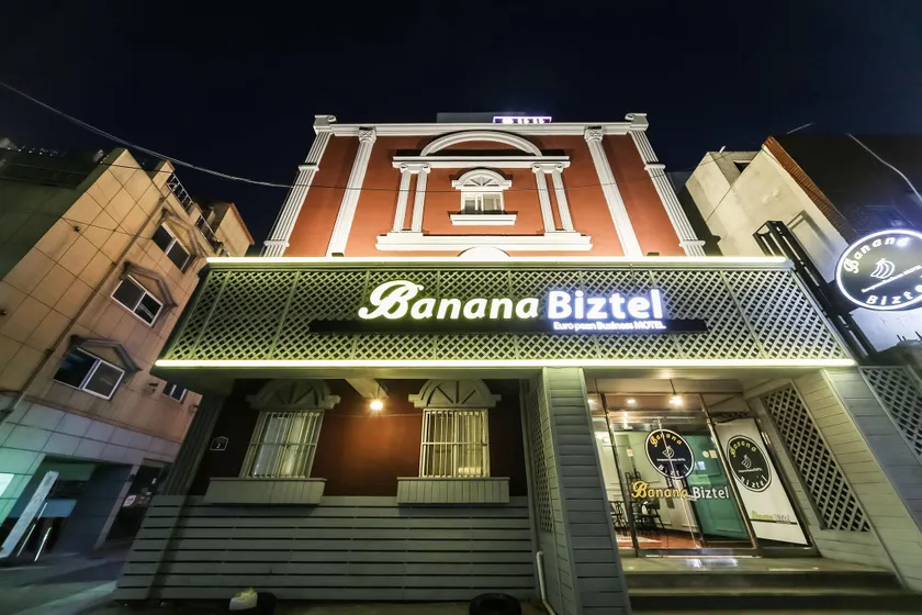 Banana Biztel, Jukdo Market, Pohang - Image 1