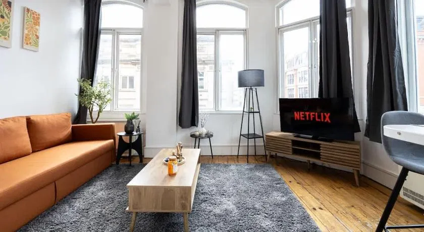 2 Bed City Centre Flat Sleeps 6 - Image 1