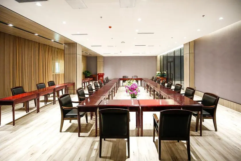 Golden Island Business Hotel - Image 1