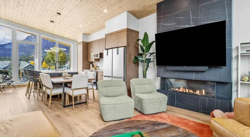 Scenic Views in a Luxurious Townhouse - Image 1