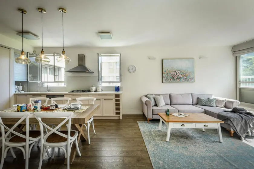 Chic 2BR Apt w Large Windows in Tel Aviv Old North - Image 1