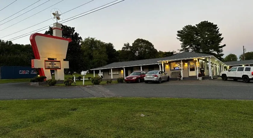 Bea's Parkway Inn - Image 1