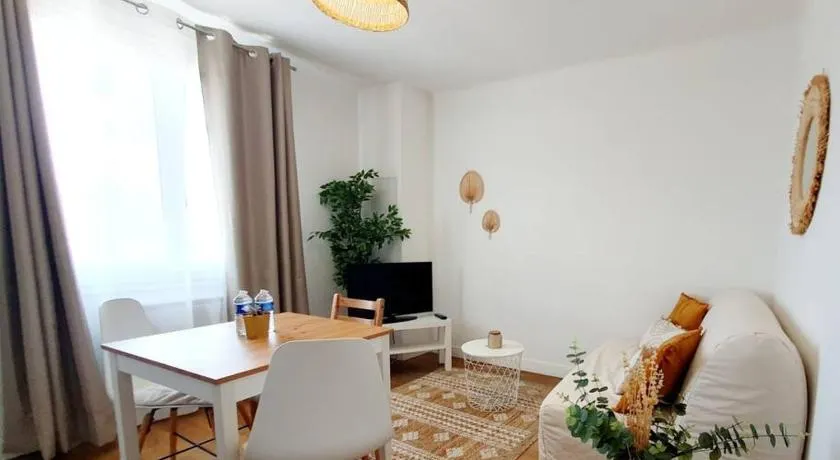 Le Cosy Palm Tree by Madame Conciergerie - Image 1