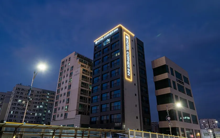 Hotel Corner Inn - Image 1