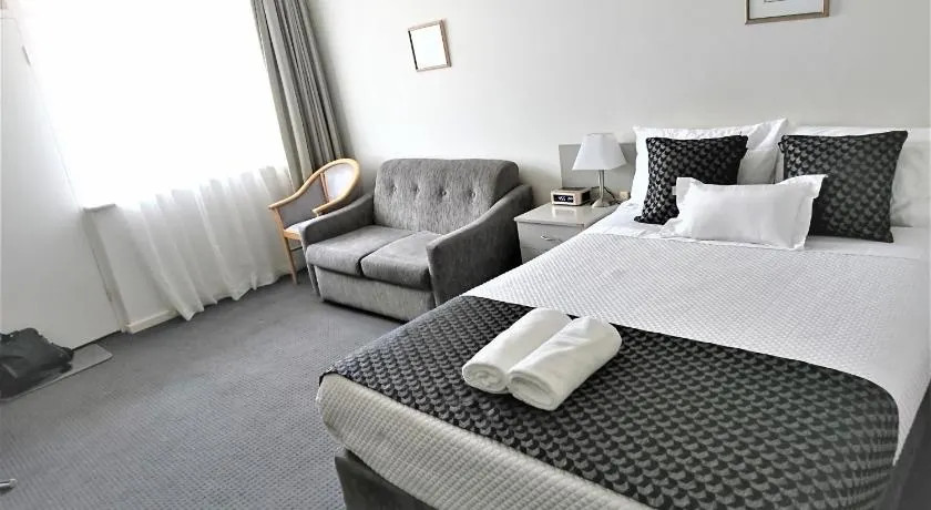 Glenelg beach gateway Studio Apartment - Image 1