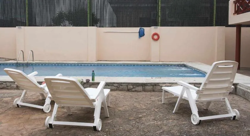 La casa de la tinaja piscina y chimenea by Toledo AP - Image 1