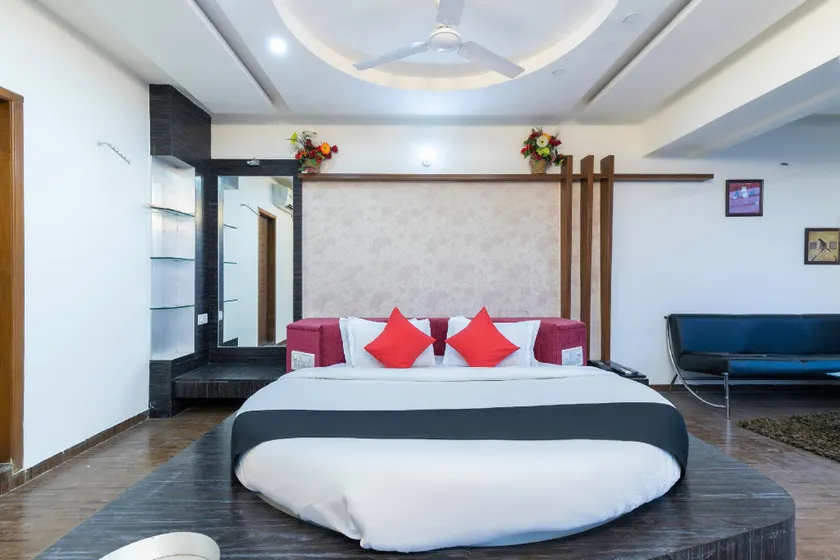 Capital O Hotel Laxmi Inn - Image 1