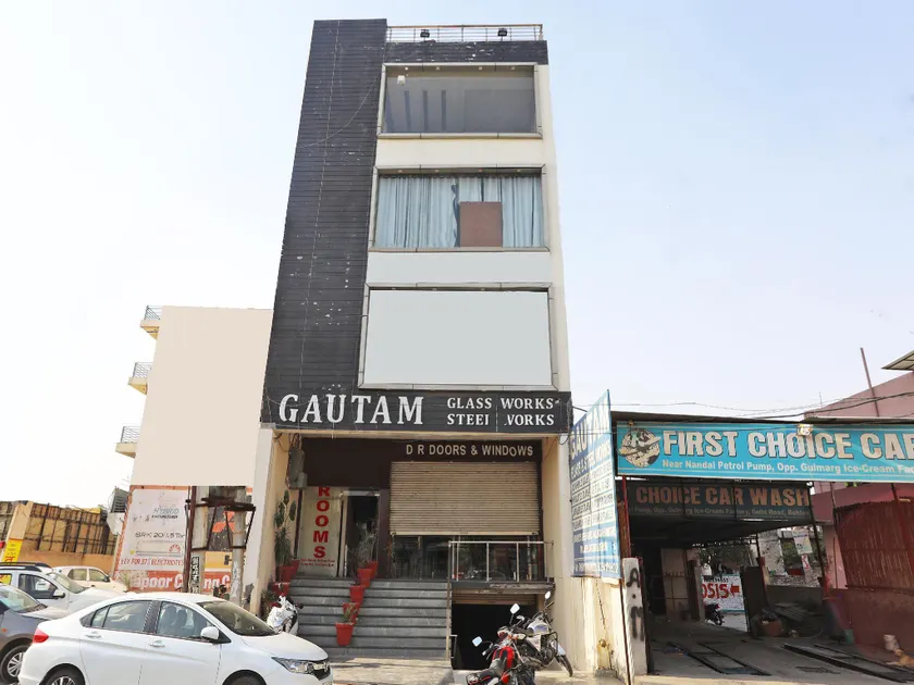 Capital O 2616 Hotel Golden Sand - Image 1
