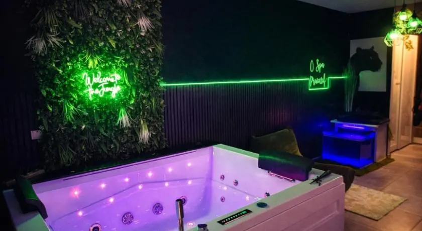 Ô Spa Privatif - Luxury Suite - JACUZZI-SAUNA-NETFLIX-FISHSPA-SERVIETTES-PEIGNOIRS-SANDALES-CAFE - Image 1